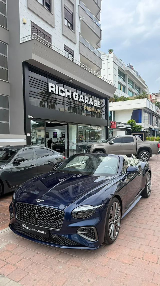 Rich Garage önünde lacivert Bentley Continental