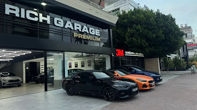 Rich Garage Premium cephesi önünde BMW 4 Serisi ve Z4