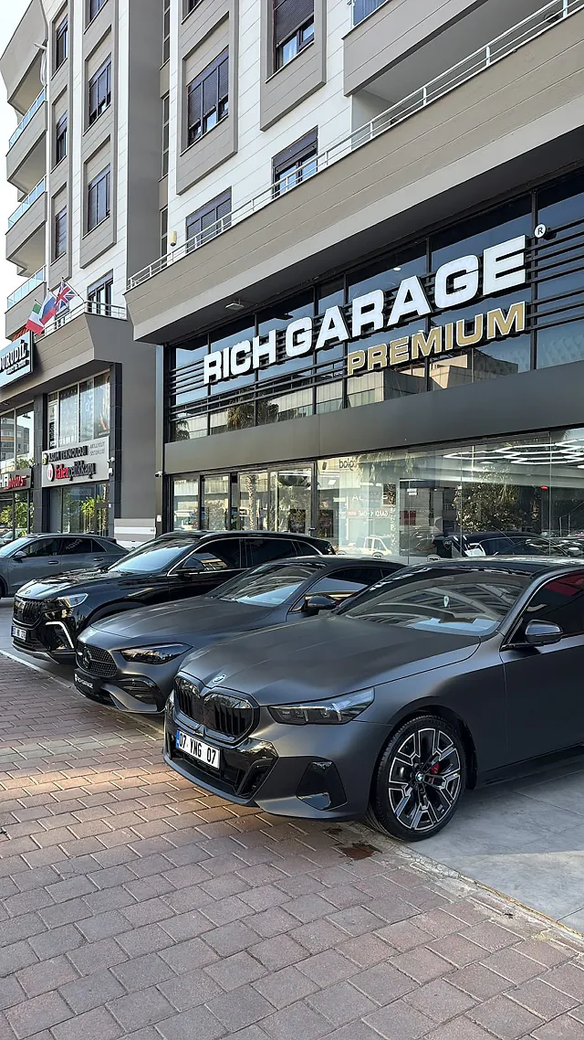 Rich Garage Premium cephesi önünde mat araçlar